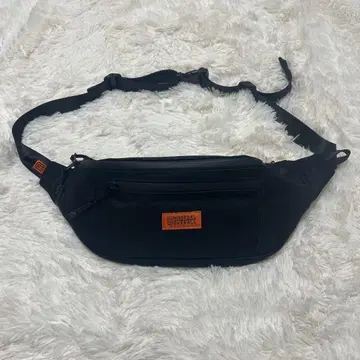 UNIVERSAL OVERALL 바디백 블랙