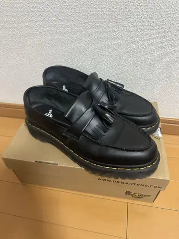 Dr. Martens 블랙 태슬 로퍼 프린지 장식