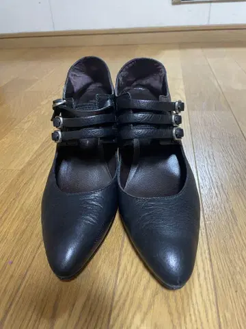 블랙 스트랩 웨지 힐 펌프스