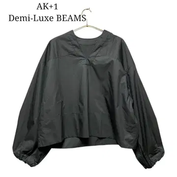 AK+1 코튼 V넥 숏 기장 블라우스 Demi-Luxe 빔즈