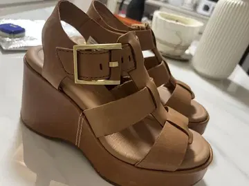 CLARKS 카멜 가죽 웨지솔 샌들. US37 사이즈