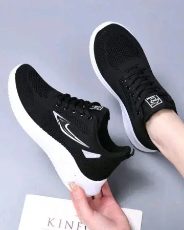 메쉬 경량 블랙 스니커즈