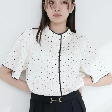 새상품 내추럴 꾸뛰르 파이핑 턱 플레어 슬리브 블라우스 도트