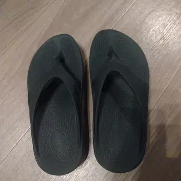 Oofos 블랙 컴포트 샌들