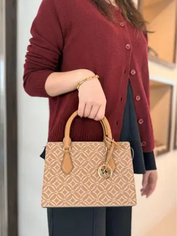 Michael Kors SHEILA 로고 자카드 센터 지퍼 사첼
