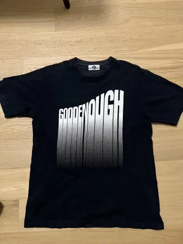 GOODENOUGH 굿이너프 모션 로고 티셔츠