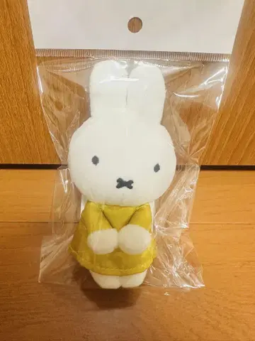 미피 봉제 인형 (옐로우 컬러 의류)