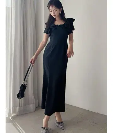 프릴이 달린 블랙 머메이드 원피스