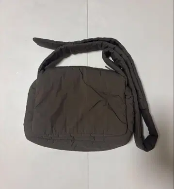 자라 카키 나일론 퀼팅 숄더백