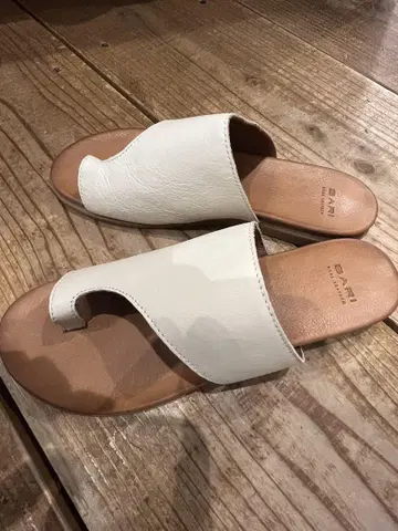 BARI 화이트 플랫 샌들