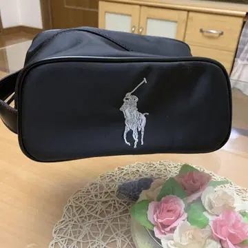 폴로 자수 로고가 있는 블랙 파우치