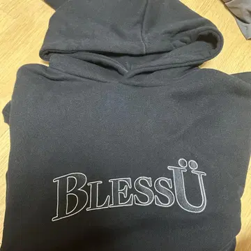 블레스 U 후드티입니다.