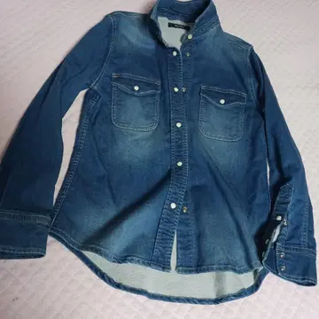 데님 블루 버튼 업 셔츠