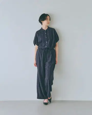 북유럽 생활용품점 올인원처럼 보이는 소박한 라메 셋업 네이비 S