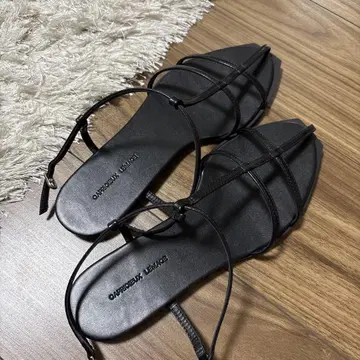 CAPRICIEUX LE'MAGE T 스트랩 플랫 샌들