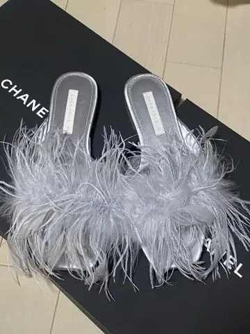 자라 실버 페더 샌들