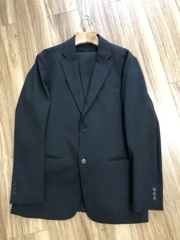 유니클로 남성용 감동 수트 L 사이즈 상당