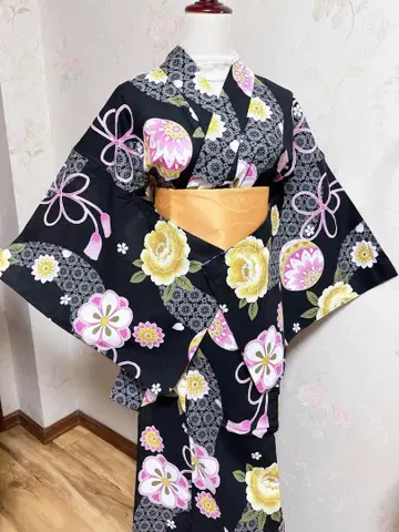 화려한 꽃무늬의 유카타와 오비