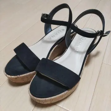 DIANA 블랙 웨지 샌들