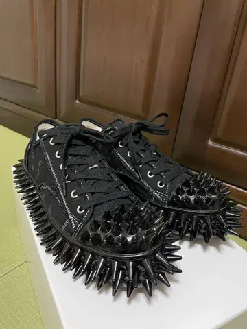 더블렛 스파이크 캔버스 스니커즈 블랙