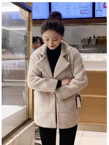 아이보리 체크 무늬 프리 코트