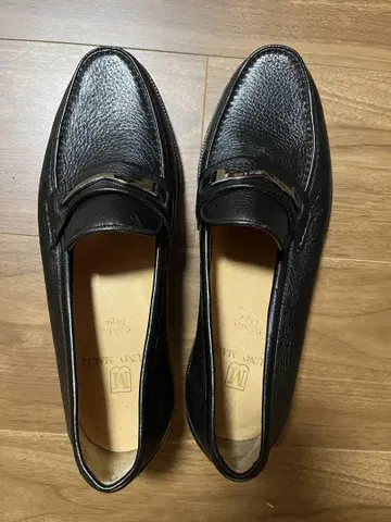 블랙 가죽 로퍼 버클 장식