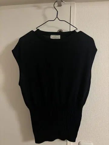 블랙 슬리브리스 니트 베스트 UNITED ARROWS TOKYO