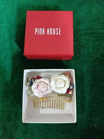 핑크 하우스의 머리 장식