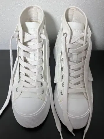 JW ANDERSON 화이트 하이컷 스니커즈