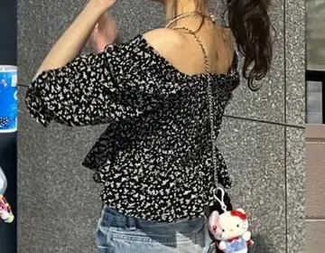 오프숄더 꽃무늬 상의