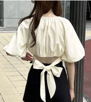 JUNOAH 퍼프 슬리브 백 리본 숏 탑