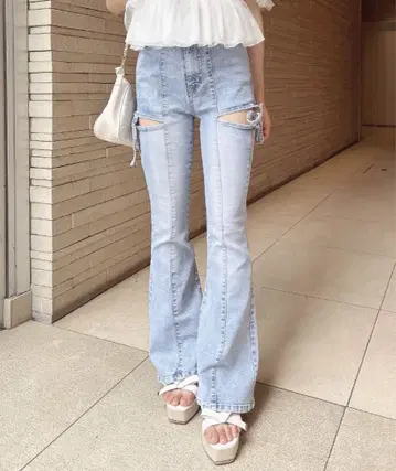 INGNI 사이드 리본 컷 아웃 플레어 데님 팬츠