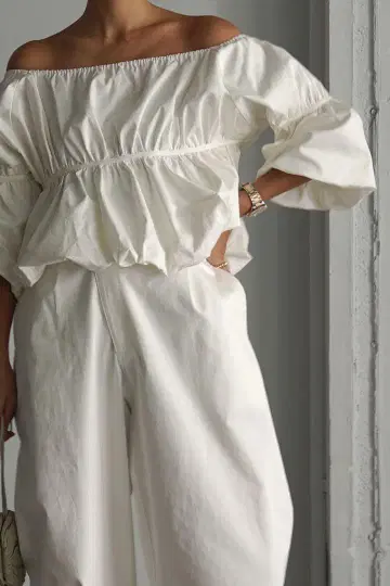 볼룬을 모은 오프숄더 톱