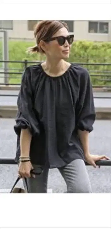 *두지엠 클라세 새상품급 Gather Sleeve 블라우스 (BLACK)