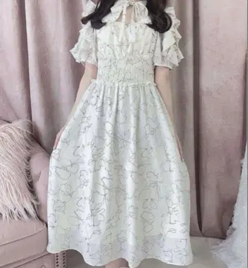 evelyn 에블린 어깨가 파인 프릴 꽃무늬 원피스 프릴 원피스 화이트