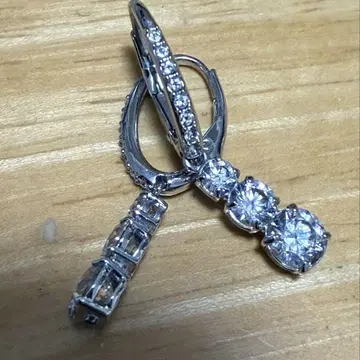 SWAROVSKI Attract Trilogy Round 귀걸이