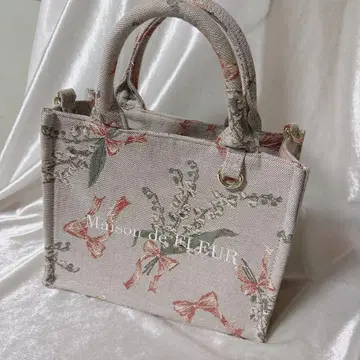 Maison de FLEUR 고블랑 패턴 스즈란 스퀘어 토트백 S