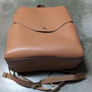 브라운 가죽 플랩 백팩