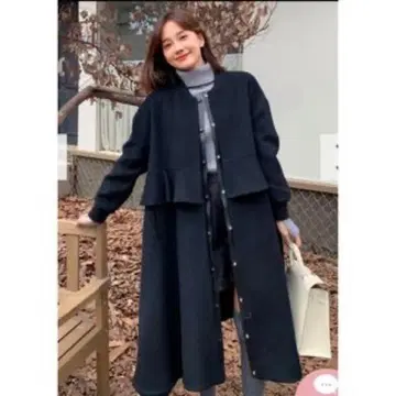 프릴이 달린 블랙 롱 코트