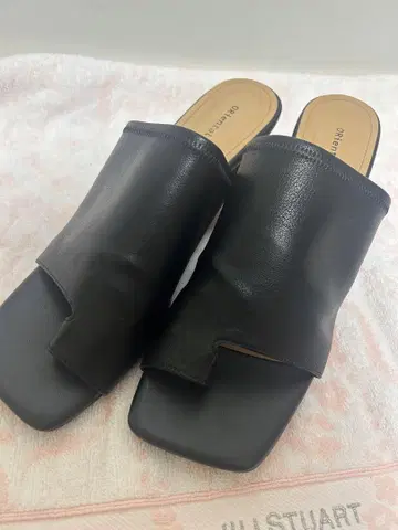 블랙 오픈토 샌들 미들 힐