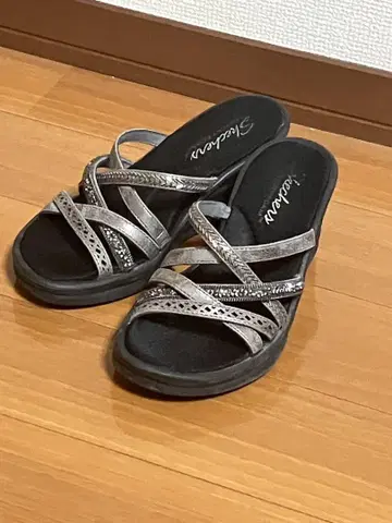 Skechers 크로스 스트랩 웨지 샌들