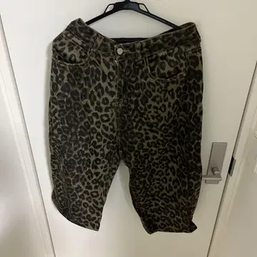 레오파드 무늬 하프 팬츠 레오파드