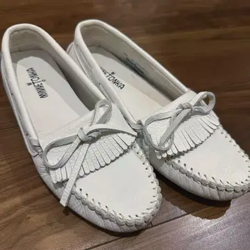 미네통카 모카신 화이트 8.5
