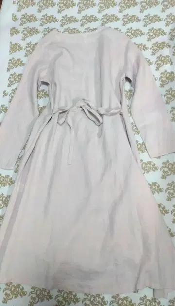 옅은 핑크색 긴팔 롱 원피스