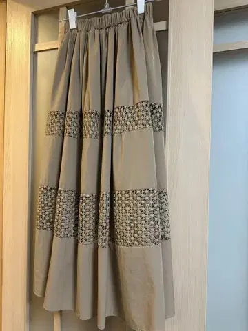 레이스 절개 스커트 베이지색
