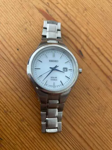 Seiko 여성용 티타늄 솔라 시계