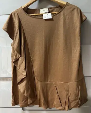 미사용 새상품 택 포함 UNITED ARROWS 프릴 베이지 티셔츠