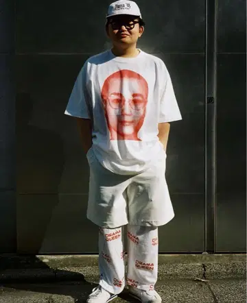 유니크한 빨간 얼굴 프린트 티셔츠
