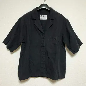24SS MHL. 린넨 코튼 플레인 위브 오픈 카라 셔츠 블랙