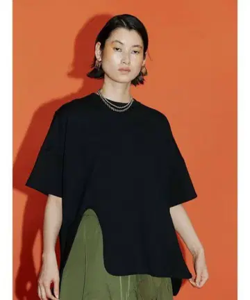 커브 슬릿 티셔츠 블랙